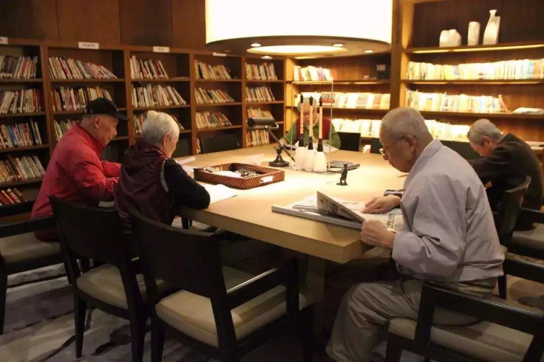 智能老人定位胸卡 赋能智慧社区养老建设